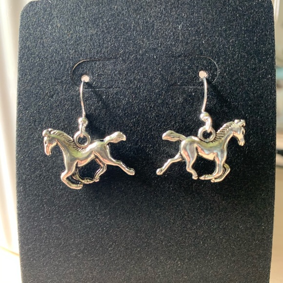 Horse design dangle earrings - Picture 2 of 4